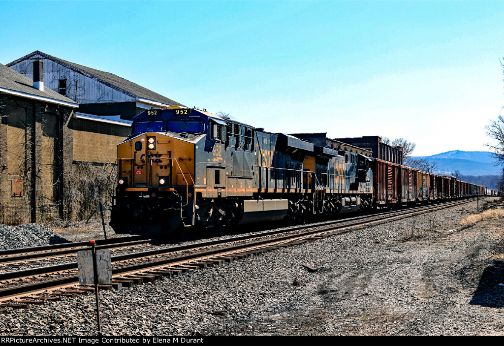 CSX 952 on M-434